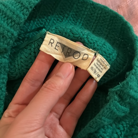 Green sweater - Picture 2 of 3